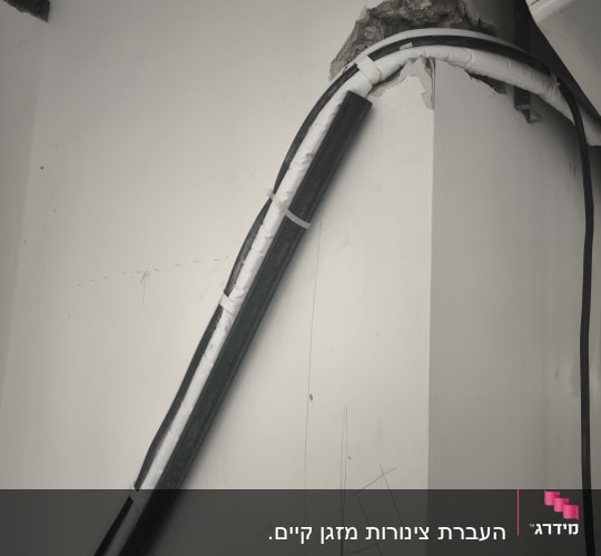 צינור מיזוג אוויר מותקן על קיר לבן